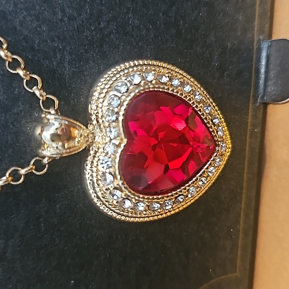 MONET Jewelry Set Heart Necklace and Studs Earrings Set Gold Tone Chain NIB - Picture 4 of 5